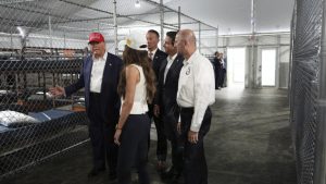 Трамп обишао имиграциони притворски центар "Аллигатор Алцатраз" у Еверглејдсу: "Можда депортујемо Маска"