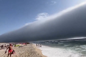 Застрашујућа појава на плажи у Португалу: Људи се преплашили, мислили да наилази огроман цунами (ВИДЕО)