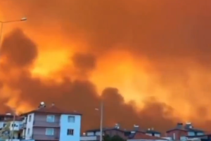 Призори као из пакла! У Турској гори неколико пожара, на месту неба непрегледно црвенило (ВИДЕО)