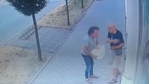 (VIDEO) POGLEDAJTE ŠTA SE ZAPRAVO DESILO U SRBOBRANU! Jovan Šetrajčić udara aktivistu SNS!