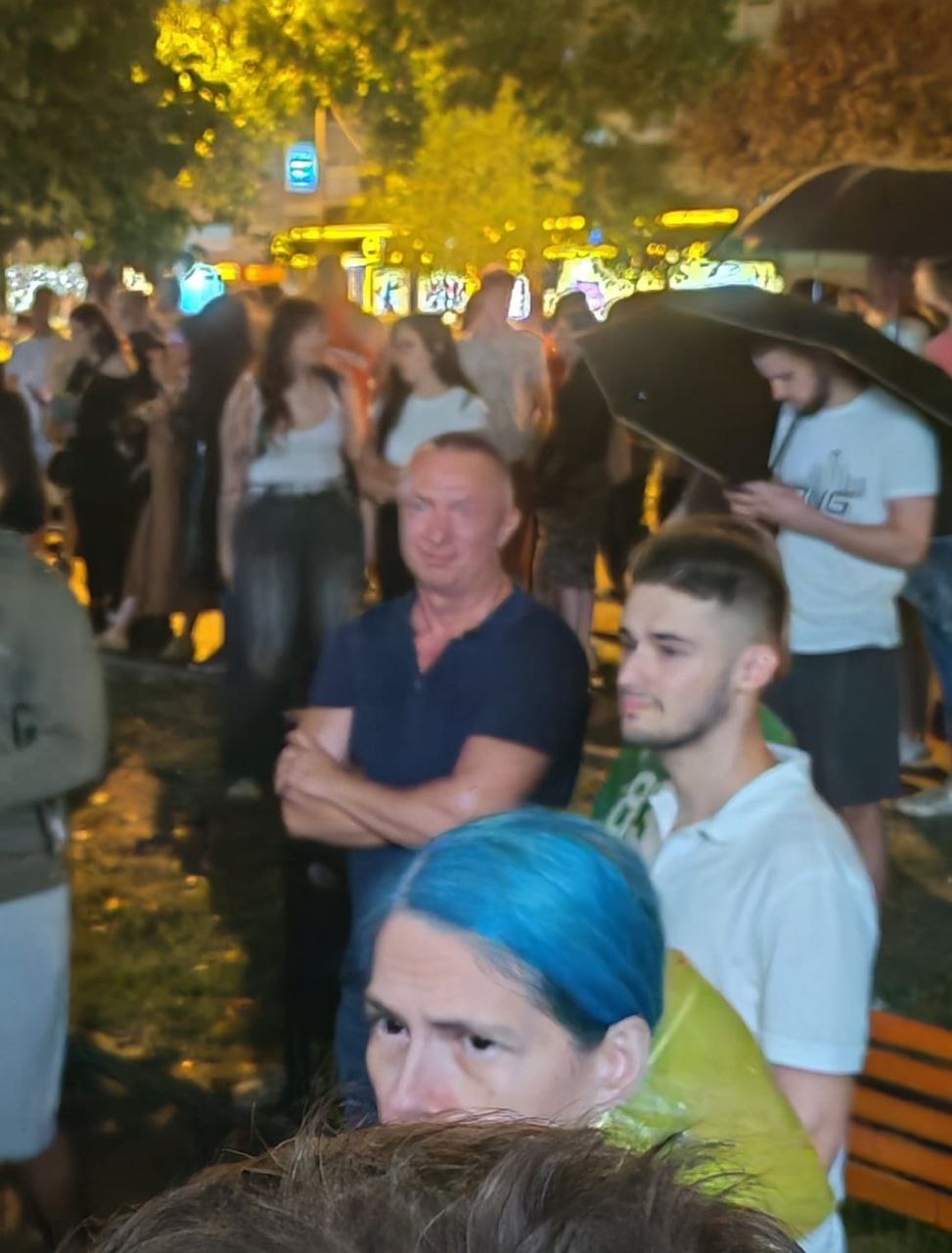 ПАЈТИЋ ПРЕДВОДИ НАПАД НА ПРОСТОРИЈЕ СНС НА БУЛЕВАРУ, а уз ТО пере савест након ИЗДАЈЕ ОБОЈЕНЕ РЕВОЛУЦИЈЕ!
