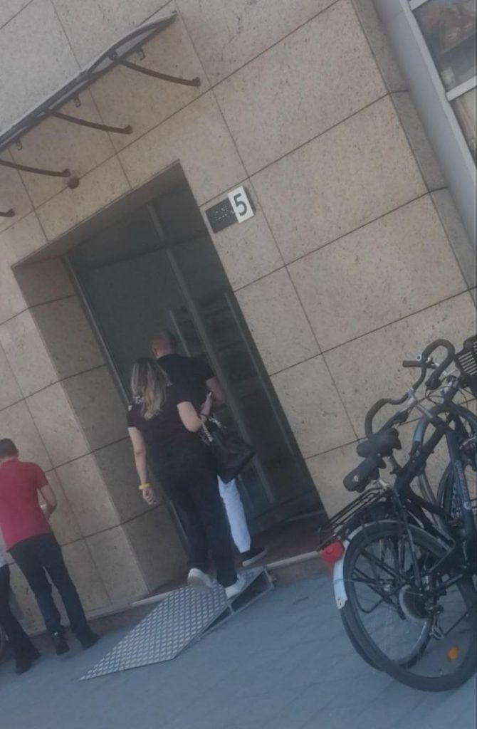 ЕКСКЛУЗИВНЕ ФОТОГРАФИЈЕ! Блокадерска политика доживљава потпуни крах! Пораз обојене револуције признао је и њен идеолог Бојан Пајтић који се појавио на одбрани мастер рада