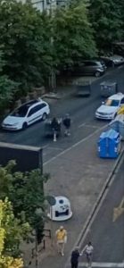 PROFESOR SMEĆAR! UMESTO DA OBRAZUJE NAŠU DECU, GURA KONTEJNERE PO ULICI I SPREČAVA LJUDE DA SE SLOBODNO KREĆU!