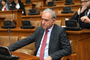 Брнабић одговорила Поношу: У гаћама би држао говор, фасцинантно колико им смета наша тробојка