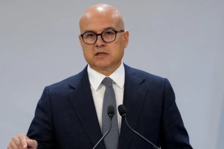 Србија је војно надмоћнија од Хрватске, то "жуља" Пицулу! Вучевић брутално одговорио изасланику ЕП: Бесан је због прелета моћних "Рафала"