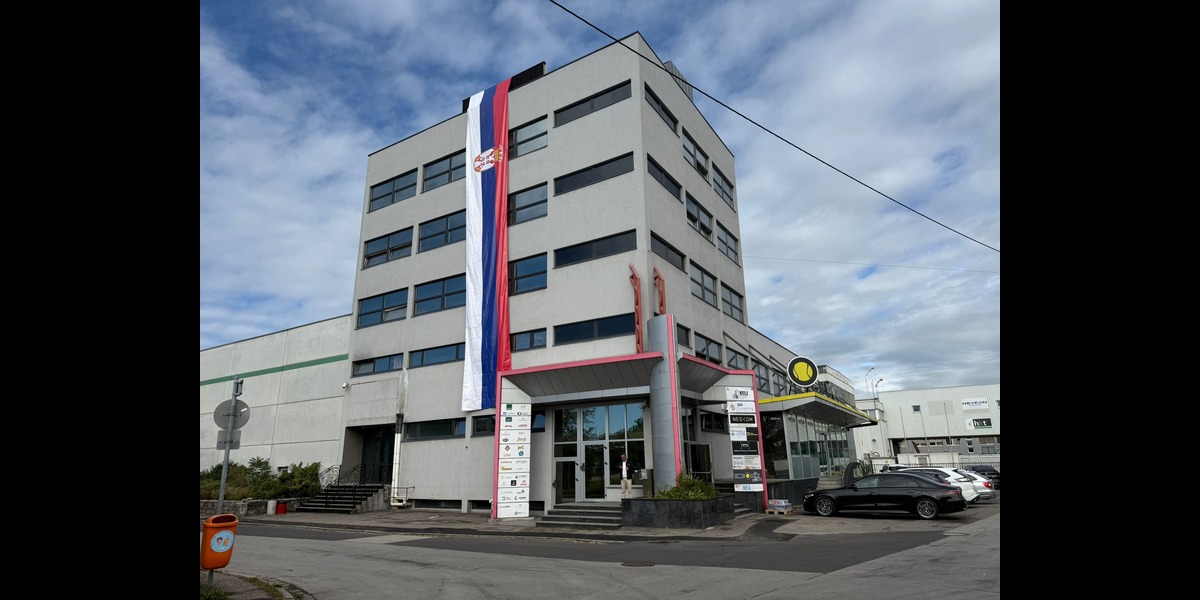 СРПСКА ТРОБОЈКА НА ЗГРАДИ У ЛИНЦУ: Празник јединства и поноса