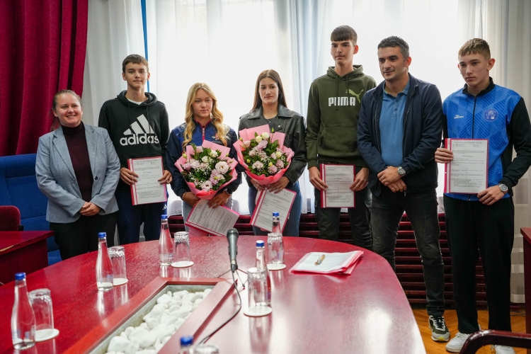 Уручене спортске стипендије младим Апатинцима