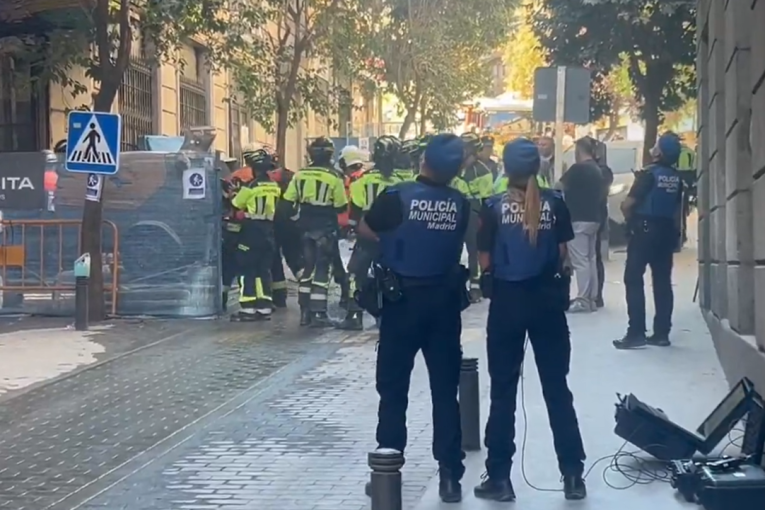 Урушила се зграда у центру Мадрида! Повређени извучени, под рушевинама још људи, све службе се сјатиле (ВИДЕО)