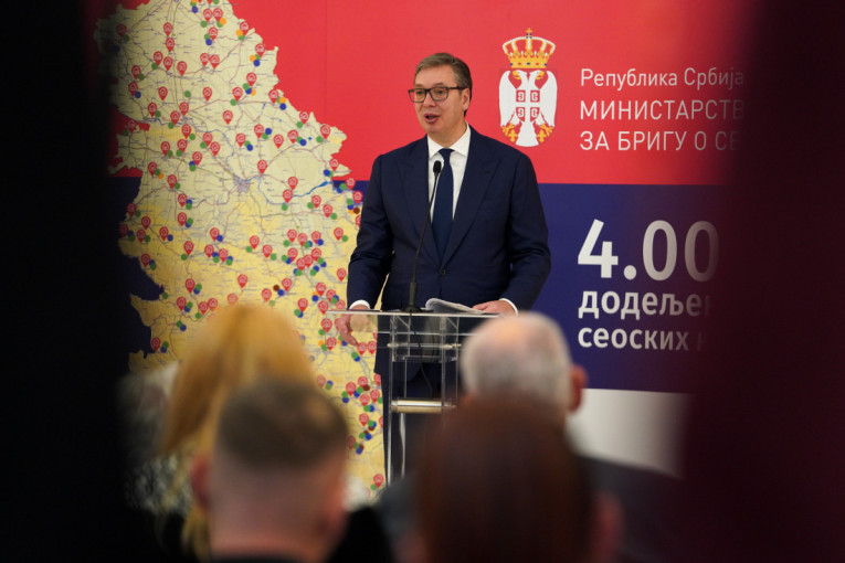 Додељени уговори о средствима за куповину сеоске куће: Обратио се Вучић - Морам да вас напустим због терористичког акта (ВИДЕО)