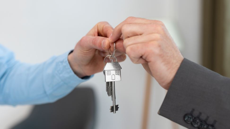 Још пет породица из општине Оџаци добило средства за куповину куће на селу