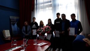 (ВИДЕО/ ФОТО) Пет младих спортиста из Апатина добитници спортских стипендија