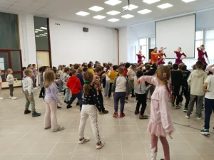 Plesni klub „Ronda“ promovisao umetnost plesa učenicima u Apatinu