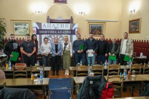 Апатин: Уручени уговори за нова радна места