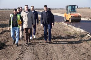(FOTO) Privode se kraju radovi na izgradnji puta između Riđice i Rastine