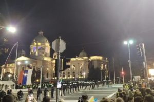 Bog čuva Srbiju: Dok se orila himna, a blokaderi zviždali, na srpskoj zastavi se ukazao krst (VIDEO)