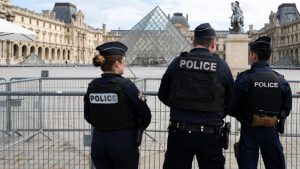 Optužena četvrta osoba osumnjičena za pljačku Luvra: Nakit vredan 88 miliona evra još nije pronađen