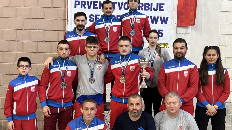 Рвачи „Радничког“ испред истоименог клуба из Београда