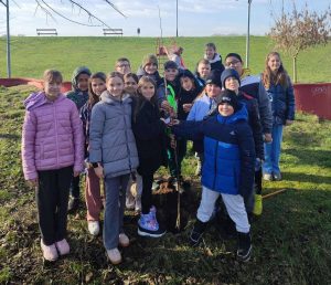 Ђаци и ЈКП „Наш дом“ заједно озеленили ливаду код „Шарана“