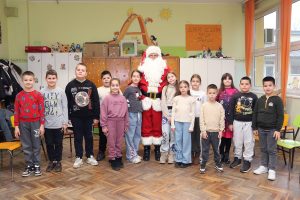 Новогодишњи базар одржан у ОШ „Иво Лола Рибар“