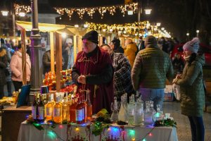 „Novogodišnji bazar“ okuplja sve veći broj posetilaca u Apatinu