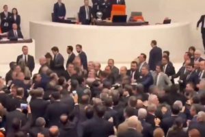 Burna-sednica-u-Ankari-Rasprava-o-budz?etu-zavrs?ena-tuc?om-