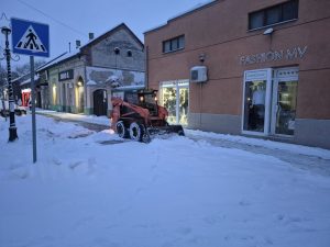 Кула: ЈКП „Комуналац“ наставља зимско одржавање пешачких површина