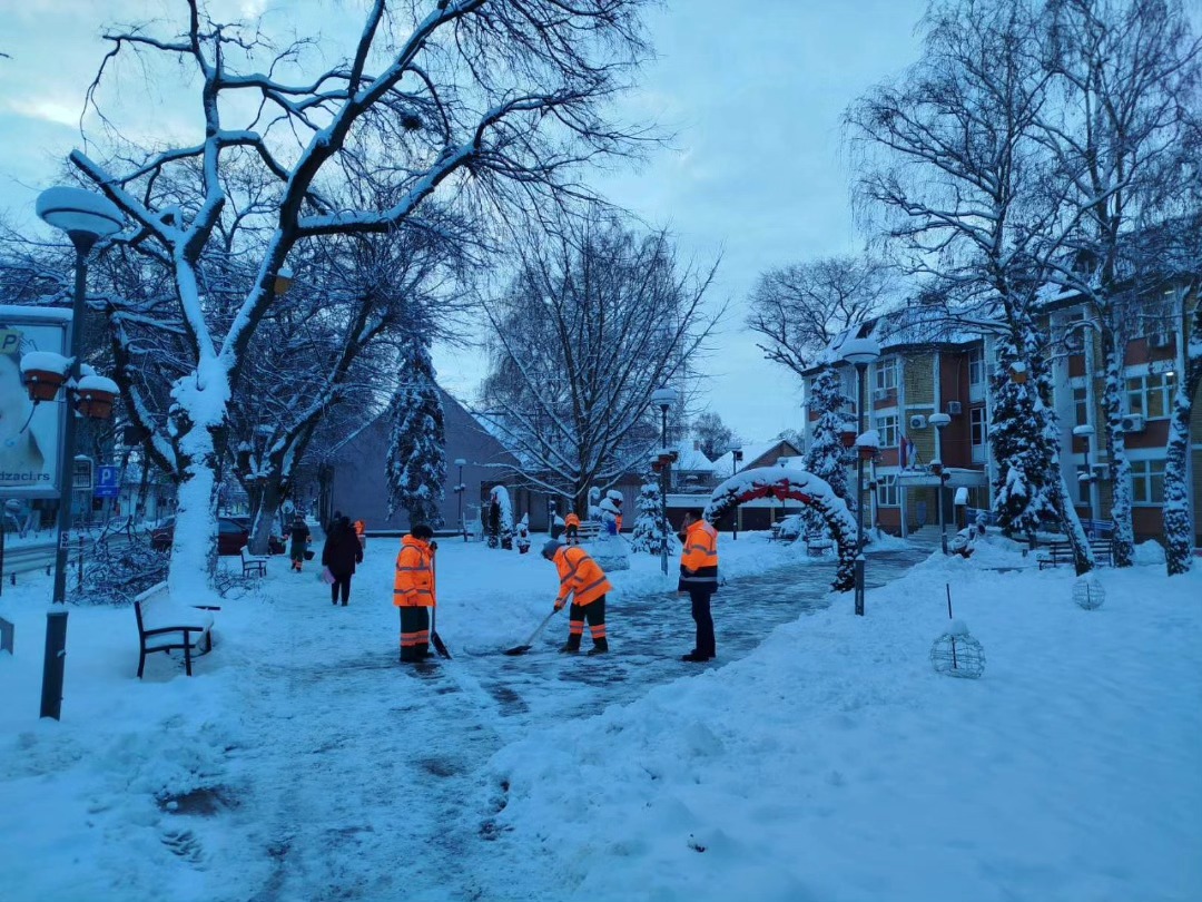 Оџаци: Континуирано чишћење путева и улица