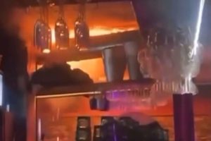 Снимљен тренутак избијања фаталног пожара: Ватра захвата плафон, људи панично траже излаз (ВИДЕО)