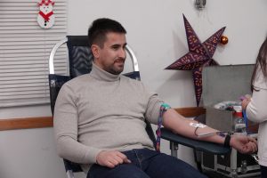 (ФОТО) Лични пример као порука солидарности – градоначелник на акцији давања крви