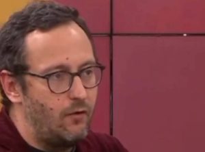 (VIDEO) Blokaderu smeta srpska zastava Urdarević navodi da državni simbol izaziva napetost u društvu. Urdarević navodi da državni simbol izaziva napetost u društvu