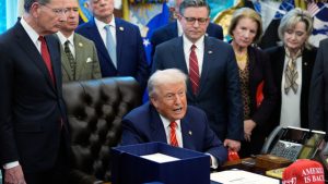 Okonc?an-prestanak-rada-savezne-vlade-SAD-Tramp-potpisao-paket-zakona,-presudila-tri-glasa-
