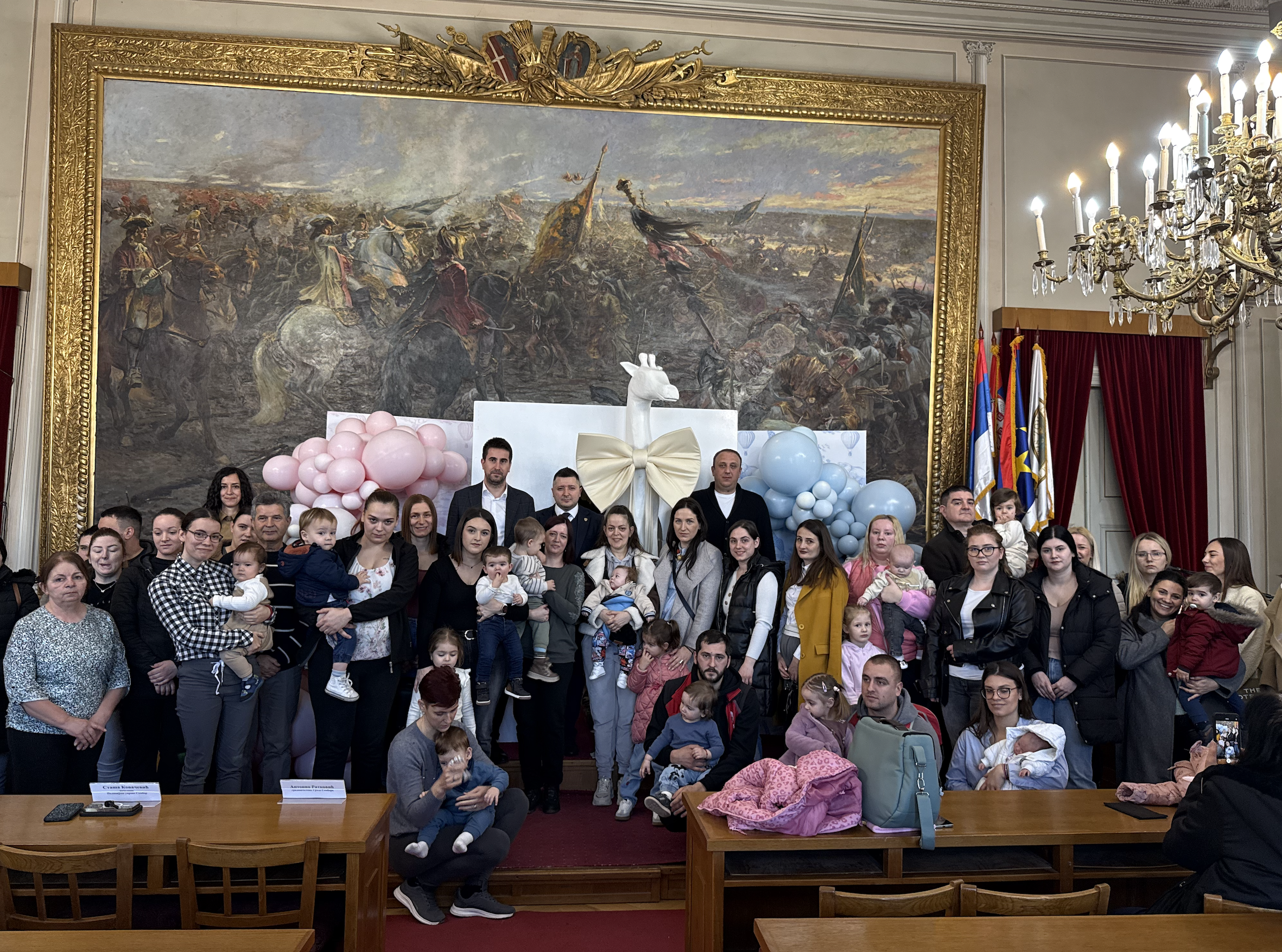 (VIDEO+FOTO) Najmlađima za bezbedan put-Grad nastavlja dodelu auto-sedišta