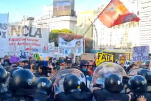 У Аргентини избили протести због новог закона: Полиција није штедела ни политичаре, гурала, тукла и бацала сузавац без мере (ВИДЕО)