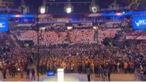 (ВИДЕО) ПОРУКА ИЗ БЕОГРАДСКЕ АРЕНЕ: „ОД СРБИЈЕ РУКЕ ДАЉЕ, ПИЦУЛА ТИ ПАРЕ ШАЉЕ, РЕВОЛУЦИЈО!“