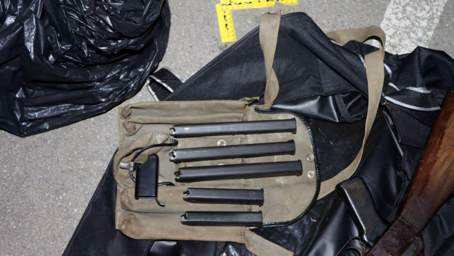 Ухапшен младић из Младеновца: Полиција му у "голфу" пронашла аутоматску пушку "без броја" и муницију