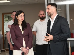 Мићин уручио Дому здравља на Лиману 150 рачунара: Наставићемо улагања у здравство