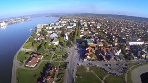 Државна секретарка у Министарству рударства и енергетике Соња Влаховић уручила је у Кладову, са председником те општине Сашом Николићем, уговоре за 22 домаћинства која су добила субвенције за енергетску санацију на прошлогодишњем јавном позиву на којем је издвојено 7,5 милиона динара. Истакла је да је 10 социјално угрожених домаћинстава добило субвенцију министарства у висини до 90 одсто укупне вредности енергетске санације, док је 12 домаћинстава добило подршку министарства и локалне самоуправе у распону од 50 до 65 одсто. „Ове мере одразиће се позитивно на кућне буџете, јер нижи трошкови енергије значе и више средстава за друге потребе домаћинстава“, рекла је Влаховић, наводи се у саопштењу. Указала је да замена старе столарије може значајно да умањи губитке топлоте и донесе уштеде од око 20 одсто, док постављање термоизолације на фасади спада међу најефикасније мере и може смањити потрошњу енергије за приближно 30 одсто. „Посебно значајну улогу имају топлотне пумпе као савремени системи грејања и хлађења, које омогућавају смањење потрошње енергије и до 70 одсто“, навела је Влаховић. Према њеним речима, уградња соларних панела омогућава домаћинствима да део сопствене потрошње обезбеде из обновљивих извора, чиме се рачуни за електричну енергију могу значајно или чак у потпуности смањити. Приликом обиласка радова на унапређењу енергетске ефикасности зграде општинске управе, који се финансирају уз подршку ресорног министарства, Влаховић је рекла да се изводе радови на унапређењу термичког омотача, односно постављању квалитетне изолације, као и на уградњи термостатских вентила на свим грејним телима. „У наредна три месеца очекујемо завршетак радова којим ће се смањити годишња потрошња енергије за више од 25 одсто. Ускоро ћемо расписати нови јавни позив и надамо се да ћемо наставити успешну сарадњу са Кладовом у енергетској санацији објеката од јавног значаја“, рекла је она. Општину Кладово посетили су и в.д. помоћница министра за енергетску ефикасност и климатске промене Маја Вукадиновић и директор Управе за финансирање и подстицање енергетске ефикасности Милан Мацура.