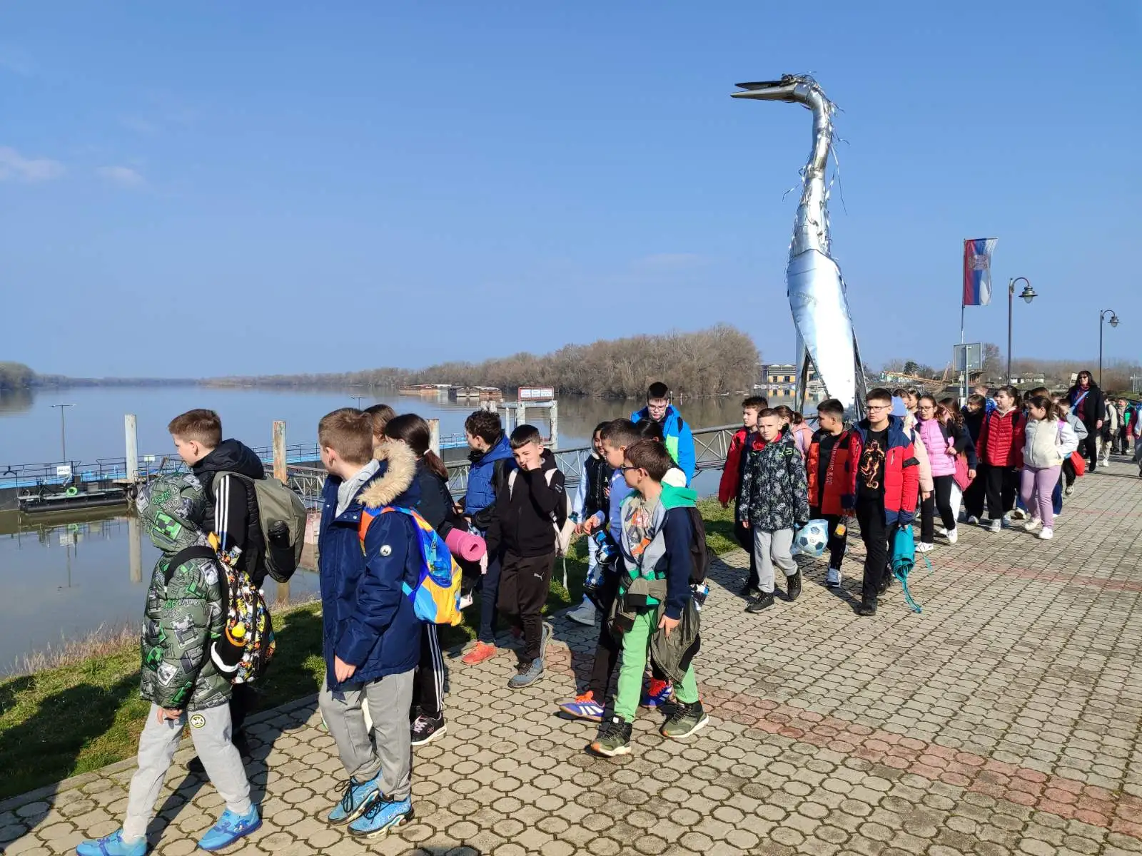 TТематски дан уз Дунав: Трећаци учили о природи на апатинском кеју