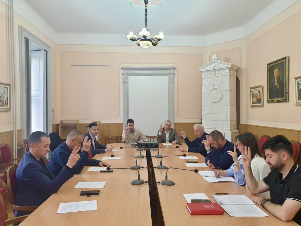 Градско веће: Поклон пакети за ђаке прваке и подршка ватрогасцима