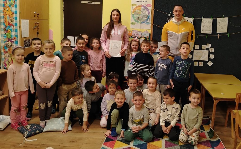 Кроз пројекат „Спорт трофеј“ најмлађи Апатинци упознали свет спорта