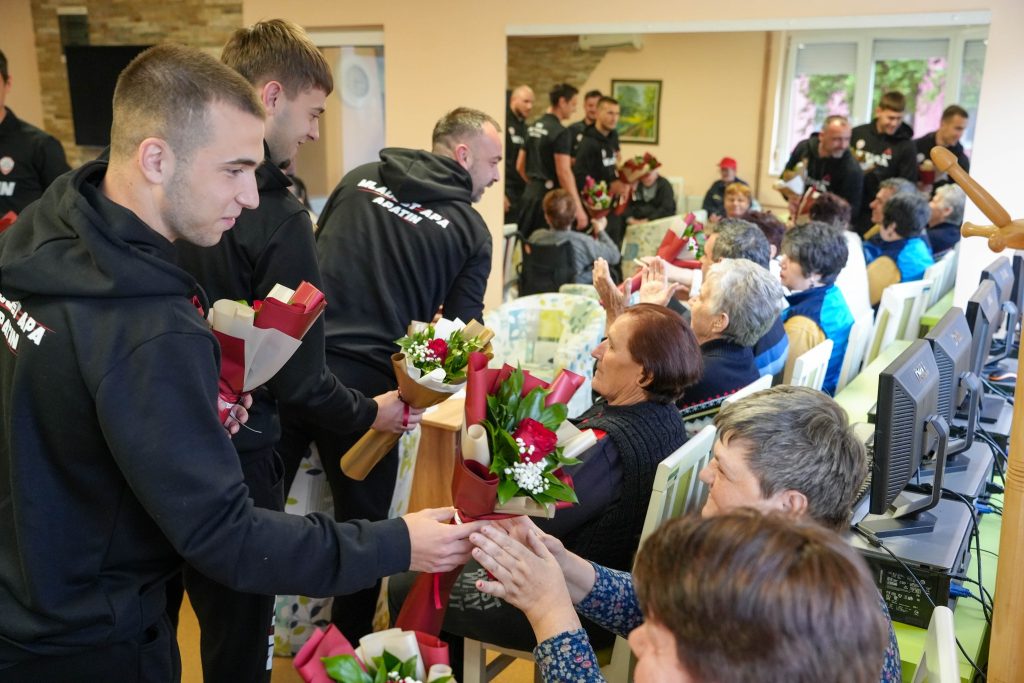 Фудбалери „Младости“ посетили најверније навијаче