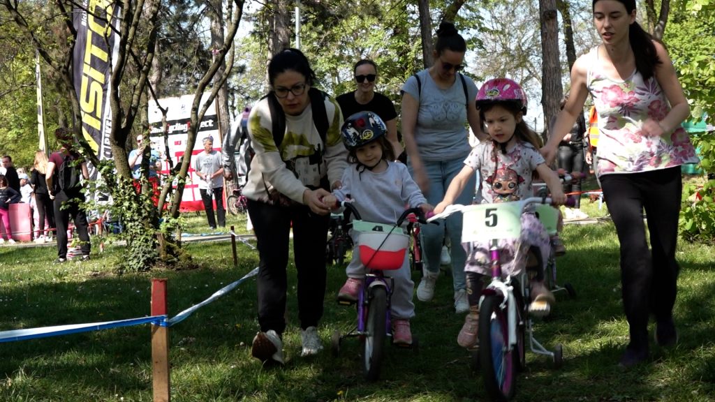 (FOTO) Održana dečija biciklistička trka: najmlađi pokazali veštine i ljubav prema sportu