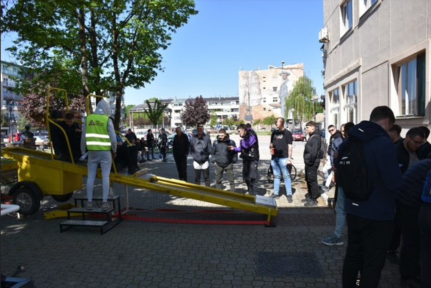 Матуранти у Апатину присуствовали трибини „На матуру без аутомобила“