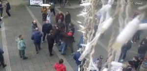 (VIDEO)-Ludilo-se-nastavlja!-Blokaderi-se-medjusobno-pobili-u-Sremskoj-Mitrovici!