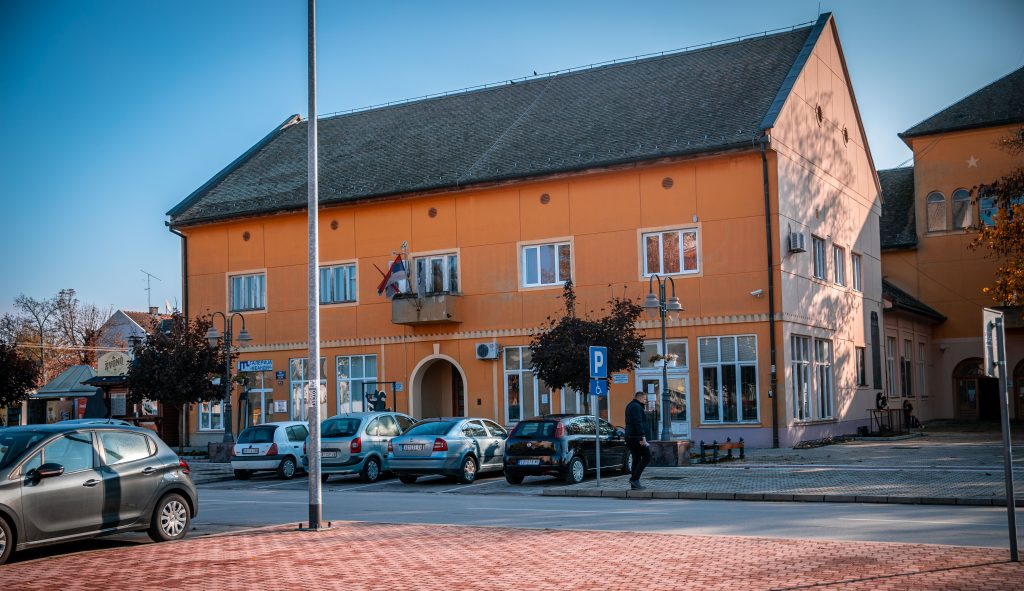 Изложба „Лаза Костић у Апатину“ отворена у Галерији „Меандер“