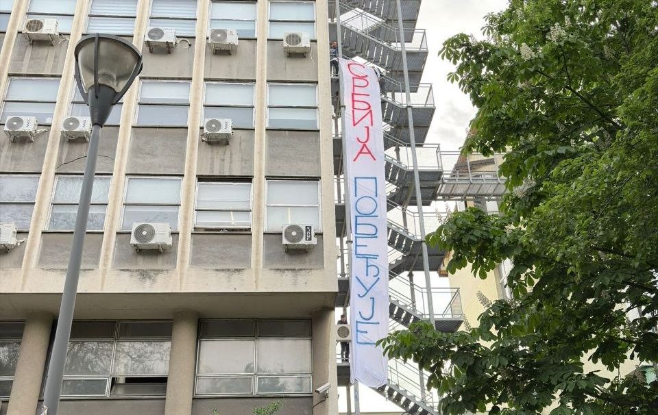 Srbija pobeđuje! Na zgradi FTN-a osvanuo moćan transparent – obrazovanje jače od svih pritisaka!