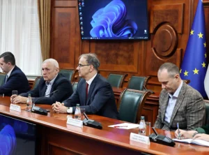 Премијер Ђуро Мацут разговарао је у Влади Србије са представницима биомедицинске групације државних факултета у земљи о анализи и унапређењу образовног процеса у земљи, као и о мерама којима се подстичу запошљавање и останак лекара у мањим срединама и локалним самоуправама. На састанку су разматрани и модели за ефикасније завршавање студија, већу пролазност студената и њихово брже запошљавање на нивоу управних округа и локалних самоуправа, са циљем обезбеђивања пре свега довољног броја лекара, посебно на нивоу примарне здравствене заштите, наводи се у саопштењу Владе Србије. Посебна пажња током разговора посвећена је потребама децентрализованог здравственог система, унапређењу доступности здравствене заштите, као и усклађивању уписне политике и студијских програма медицинских факултета, Фармацеутског, Стоматолошког и Ветеринарског факултета у Београду, реалним потребама у Републици Србији. У том смислу је као пример наведен почетак реализације плана за формирање општинских здравставних центара, чиме ће грађанима широм Србије бити омогућена доступнија и ефикаснија општа и специјалистичка здравствена заштита у местима у којима живе.