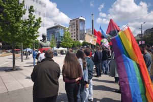 Да нам живи, живи глупост! Блокирали рад институција, па запевали о раду?!