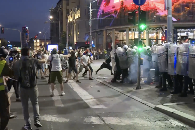(ВИДЕО) Ратне сцене у центру Београда: Блокадерске фаланге бакљама и флашама кренуле на полицију, град у диму и хаосу