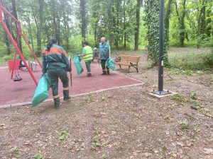 (ФОТО) ЈКП „Чистоћа“ наставила редовне активности на више локација у Сомбору